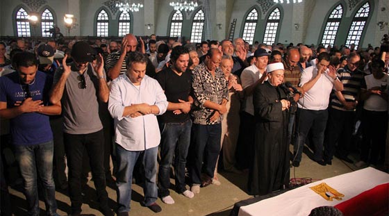 صور الفنانين في عزاء نور الشريف والبودي جاردات يضربون مصورا صورة رقم 15 صور الفنانين في عزاء نور الشريف والبودي جاردات يضربون مصورا صورة رقم 15