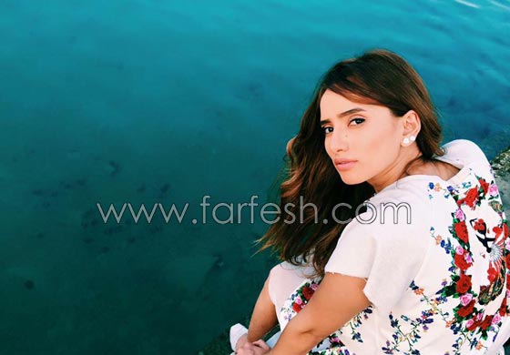 صور زينة مع توأمها على شاطئ البحر بدون كشف وجهيهما! صورة رقم 5 صور زينة مع توأمها على شاطئ البحر بدون كشف وجهيهما! صورة رقم 5