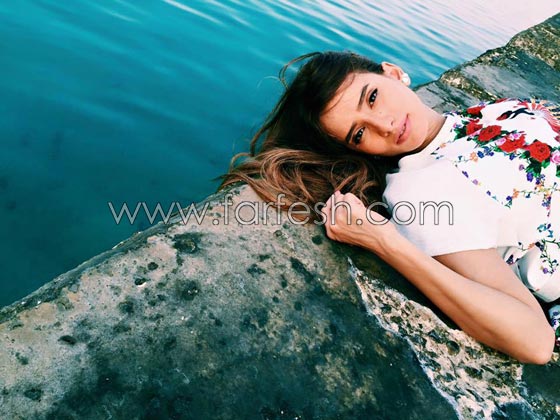 صور زينة مع توأمها على شاطئ البحر بدون كشف وجهيهما! صورة رقم 6 صور زينة مع توأمها على شاطئ البحر بدون كشف وجهيهما! صورة رقم 6