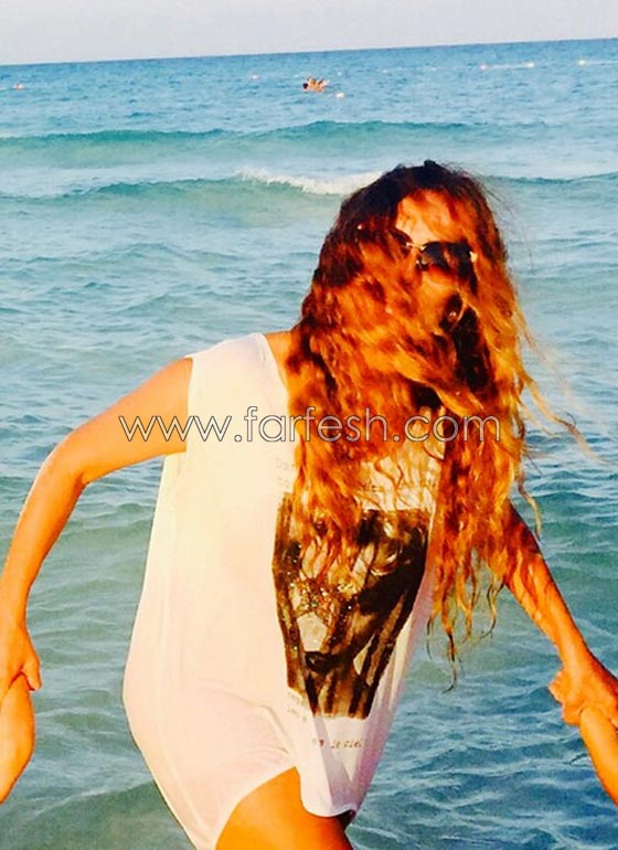 صور زينة مع توأمها على شاطئ البحر بدون كشف وجهيهما! صورة رقم 1 صور زينة مع توأمها على شاطئ البحر بدون كشف وجهيهما! صورة رقم 1