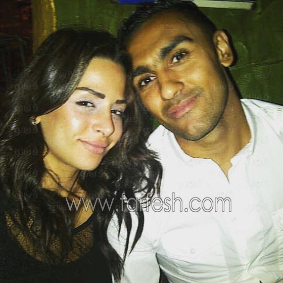 صور عمرو دياب مع طفل يلعبان الكرة ومع ام الطفل ببنطلون ممزق! صورة رقم 4 صور عمرو دياب مع طفل يلعبان الكرة ومع ام الطفل ببنطلون ممزق! صورة رقم 4