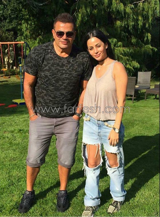 صور عمرو دياب مع طفل يلعبان الكرة ومع ام الطفل ببنطلون ممزق! صورة رقم 1 صور عمرو دياب مع طفل يلعبان الكرة ومع ام الطفل ببنطلون ممزق! صورة رقم 1