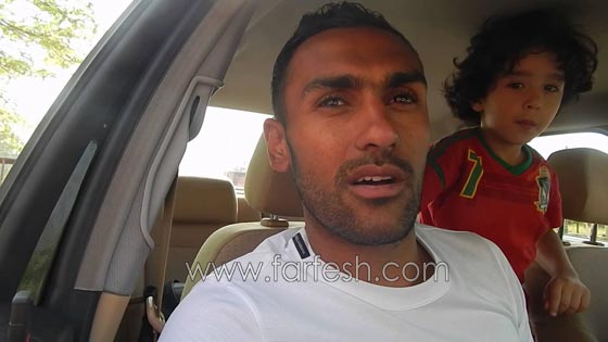 صور عمرو دياب مع طفل يلعبان الكرة ومع ام الطفل ببنطلون ممزق! صورة رقم 8 صور عمرو دياب مع طفل يلعبان الكرة ومع ام الطفل ببنطلون ممزق! صورة رقم 8
