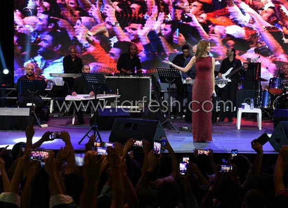 من الاجمل بالفستان البرغندي الطويل.. نانسي عجرم ام ايرينا شايك؟ صورة رقم 4 من الاجمل بالفستان البرغندي الطويل.. نانسي عجرم ام ايرينا شايك؟ صورة رقم 4