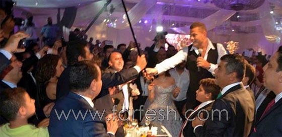 صور عمرو دياب يرقص بالعصا في زفاف ابنة صديقه صورة رقم 1 صور عمرو دياب يرقص بالعصا في زفاف ابنة صديقه صورة رقم 1