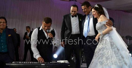 صور عمرو دياب يرقص بالعصا في زفاف ابنة صديقه صورة رقم 7 صور عمرو دياب يرقص بالعصا في زفاف ابنة صديقه صورة رقم 7