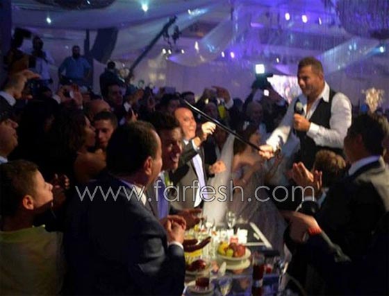 صور عمرو دياب يرقص بالعصا في زفاف ابنة صديقه صورة رقم 2 صور عمرو دياب يرقص بالعصا في زفاف ابنة صديقه صورة رقم 2