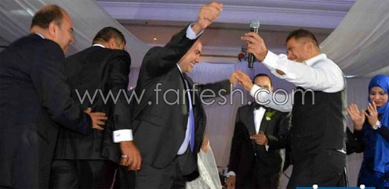 صور عمرو دياب يرقص بالعصا في زفاف ابنة صديقه صورة رقم 3 صور عمرو دياب يرقص بالعصا في زفاف ابنة صديقه صورة رقم 3