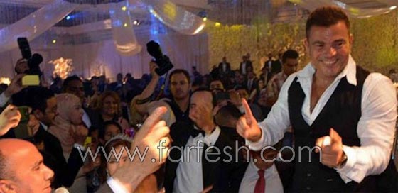 صور عمرو دياب يرقص بالعصا في زفاف ابنة صديقه صورة رقم 4 صور عمرو دياب يرقص بالعصا في زفاف ابنة صديقه صورة رقم 4