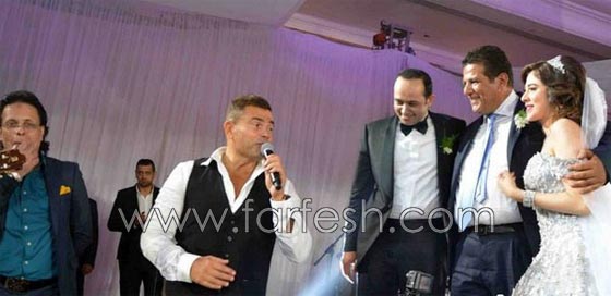 صور عمرو دياب يرقص بالعصا في زفاف ابنة صديقه صورة رقم 13 صور عمرو دياب يرقص بالعصا في زفاف ابنة صديقه صورة رقم 13