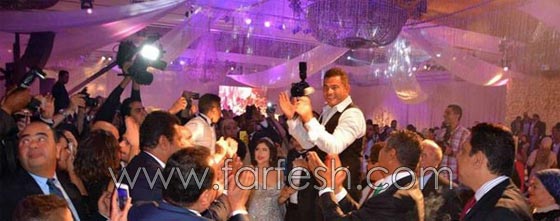 صور عمرو دياب يرقص بالعصا في زفاف ابنة صديقه صورة رقم 9 صور عمرو دياب يرقص بالعصا في زفاف ابنة صديقه صورة رقم 9