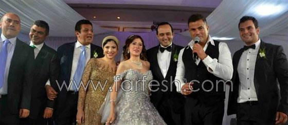 صور عمرو دياب يرقص بالعصا في زفاف ابنة صديقه صورة رقم 12 صور عمرو دياب يرقص بالعصا في زفاف ابنة صديقه صورة رقم 12
