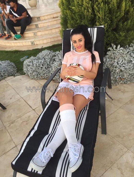 زلزال بسبب صور صافيناز المثيرة بملابس كرة القدم التي اشعلت الجمهور! صورة رقم 4 زلزال بسبب صور صافيناز المثيرة بملابس كرة القدم التي اشعلت الجمهور! صورة رقم 4