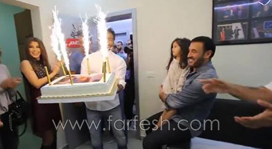 فيديو تامر حسني مع نانسي عجرم يحتفلان في ذا فويس كيدز بعيد ميلاد كاظم الساهر صورة رقم 2