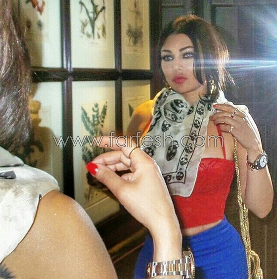 صور هيفاء وهبي في المصعد وتتباهى بخاتم جديد ينال اعجاب جمهورها صورة رقم 1 صور هيفاء وهبي في المصعد وتتباهى بخاتم جديد ينال اعجاب جمهورها صورة رقم 1