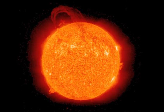 ناسا تكتشف ثقبا بحجم 50 كرة ارضية في الشمس صورة رقم 1