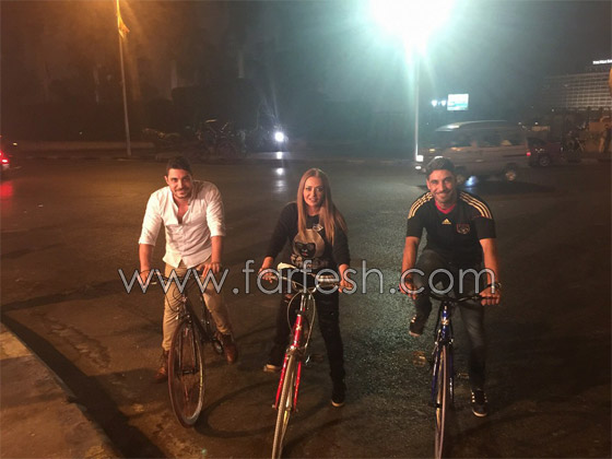 صور ليلى علوي مستمتعة بركوب الدراجة الهوائية (العجل) ليلًا صورة رقم 1 صور ليلى علوي مستمتعة بركوب الدراجة الهوائية (العجل) ليلًا صورة رقم 1
