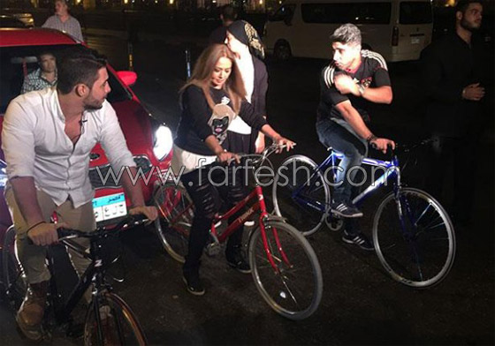 صور ليلى علوي مستمتعة بركوب الدراجة الهوائية (العجل) ليلًا صورة رقم 3 صور ليلى علوي مستمتعة بركوب الدراجة الهوائية (العجل) ليلًا صورة رقم 3