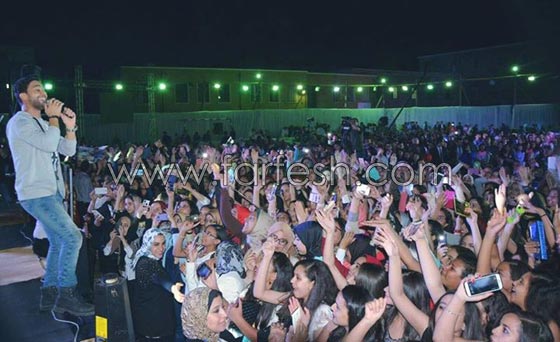 حفل احمد جمال في الاسكندرية: اغماءات بسبب التزاحم وبكاء المعجبات لعدم الوصول اليه صورة رقم 1 حفل احمد جمال في الاسكندرية: اغماءات بسبب التزاحم وبكاء المعجبات لعدم الوصول اليه صورة رقم 1