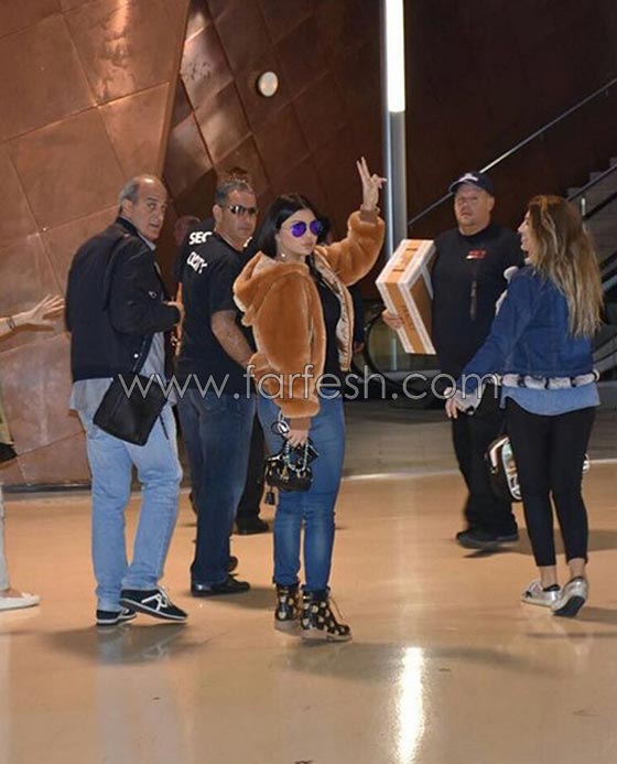 صور هيفاء وهبي باطلالات متنوعة: جاكيت دبدوب، بنطلون جينز ممزق وحقائب ثمينة جدا صورة رقم 5 صور هيفاء وهبي باطلالات متنوعة: جاكيت دبدوب، بنطلون جينز ممزق وحقائب ثمينة جدا صورة رقم 5