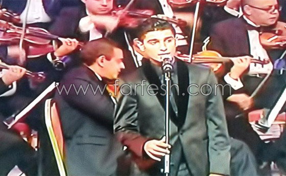 محمد عساف يبدع في دار الاوبرا والمعجبات يلاحقنه لالتقاط الصور صورة رقم 9 محمد عساف يبدع في دار الاوبرا والمعجبات يلاحقنه لالتقاط الصور صورة رقم 9