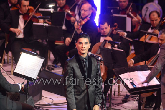 محمد عساف يبدع في دار الاوبرا والمعجبات يلاحقنه لالتقاط الصور صورة رقم 3 محمد عساف يبدع في دار الاوبرا والمعجبات يلاحقنه لالتقاط الصور صورة رقم 3