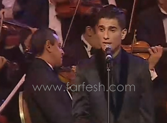 محمد عساف يبدع في دار الاوبرا والمعجبات يلاحقنه لالتقاط الصور صورة رقم 6 محمد عساف يبدع في دار الاوبرا والمعجبات يلاحقنه لالتقاط الصور صورة رقم 6
