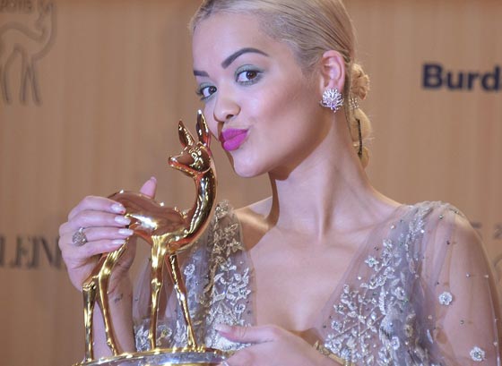 النجمة ريتا اورا خطفت الأنظار في حفل توزيع جوائز ببرلين صورة رقم 16 النجمة ريتا اورا خطفت الأنظار في حفل توزيع جوائز ببرلين صورة رقم 16