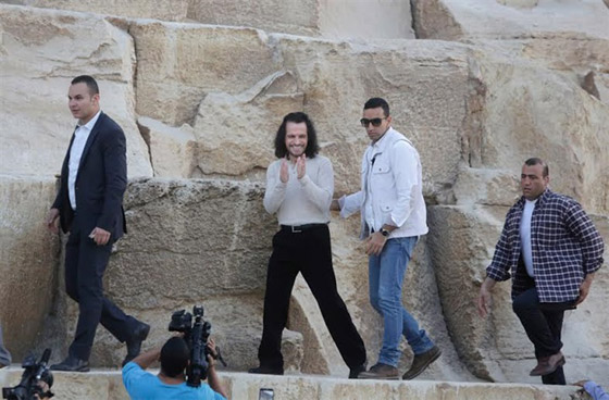 صور مشاهير زاروا الاهرامات من بينهم الاميرة ديانا، شاكيرا، ميسي، اوباما وبيونسيه صورة رقم 15 صور مشاهير زاروا الاهرامات من بينهم الاميرة ديانا، شاكيرا، ميسي، اوباما وبيونسيه صورة رقم 15