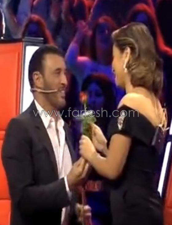 لقطات مسلسلات بروية من ذا فويس: كاظم يغازل شيرين بوردة حمراء صورة رقم 1 لقطات مسلسلات بروية من ذا فويس: كاظم يغازل شيرين بوردة حمراء صورة رقم 1