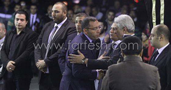 عادل امام يحرج معجبا أراد التقاط صورة معه اثناء عزاء وحاول تقبيل يده! صورة رقم 6 عادل امام يحرج معجبا أراد التقاط صورة معه اثناء عزاء وحاول تقبيل يده! صورة رقم 6