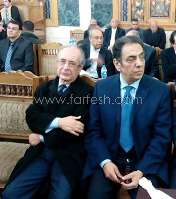 عادل امام يحرج معجبا أراد التقاط صورة معه اثناء عزاء وحاول تقبيل يده! صورة رقم 8 عادل امام يحرج معجبا أراد التقاط صورة معه اثناء عزاء وحاول تقبيل يده! صورة رقم 8