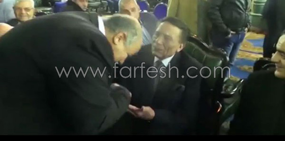 عادل امام يحرج معجبا أراد التقاط صورة معه اثناء عزاء وحاول تقبيل يده! صورة رقم 2 عادل امام يحرج معجبا أراد التقاط صورة معه اثناء عزاء وحاول تقبيل يده! صورة رقم 2