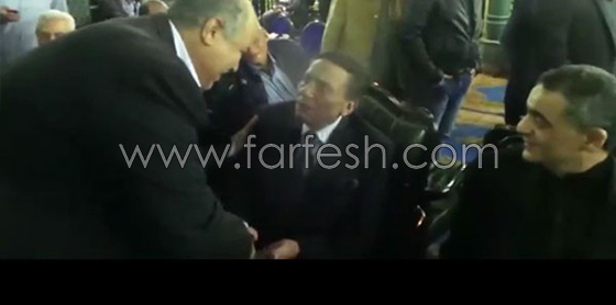 عادل امام يحرج معجبا أراد التقاط صورة معه اثناء عزاء وحاول تقبيل يده! صورة رقم 1 عادل امام يحرج معجبا أراد التقاط صورة معه اثناء عزاء وحاول تقبيل يده! صورة رقم 1