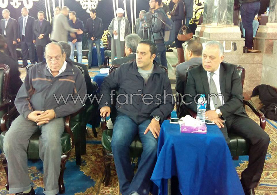 عادل امام يحرج معجبا أراد التقاط صورة معه اثناء عزاء وحاول تقبيل يده! صورة رقم 7 عادل امام يحرج معجبا أراد التقاط صورة معه اثناء عزاء وحاول تقبيل يده! صورة رقم 7