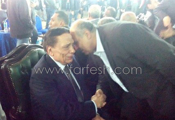 عادل امام يحرج معجبا أراد التقاط صورة معه اثناء عزاء وحاول تقبيل يده! صورة رقم 3 عادل امام يحرج معجبا أراد التقاط صورة معه اثناء عزاء وحاول تقبيل يده! صورة رقم 3