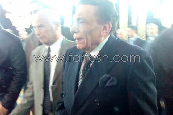 عادل امام يحرج معجبا أراد التقاط صورة معه اثناء عزاء وحاول تقبيل يده! صورة رقم 4 عادل امام يحرج معجبا أراد التقاط صورة معه اثناء عزاء وحاول تقبيل يده! صورة رقم 4