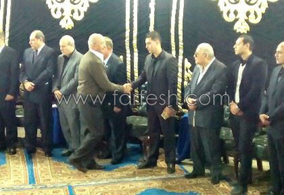 عادل امام يحرج معجبا أراد التقاط صورة معه اثناء عزاء وحاول تقبيل يده! صورة رقم 5 عادل امام يحرج معجبا أراد التقاط صورة معه اثناء عزاء وحاول تقبيل يده! صورة رقم 5