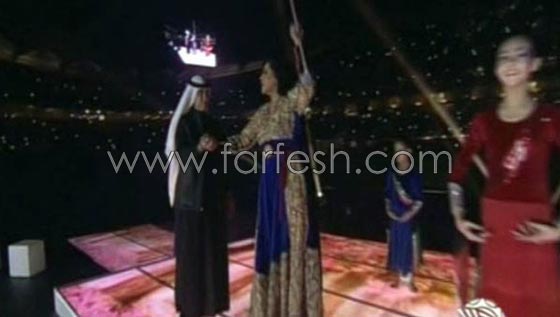 فيديو وصور احلام تتكئ على العكاز وتقبّل يد امير الكويت صورة رقم 2 فيديو وصور احلام تتكئ على العكاز وتقبّل يد امير الكويت صورة رقم 2
