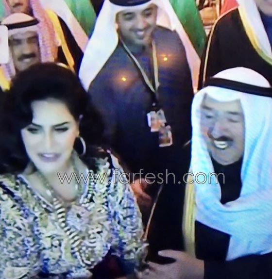 فيديو وصور احلام تتكئ على العكاز وتقبّل يد امير الكويت صورة رقم 3 فيديو وصور احلام تتكئ على العكاز وتقبّل يد امير الكويت صورة رقم 3