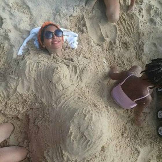 صور فنانات يعلنّ خبر حملهن باغرب الطرق: من بيكيني الى كعكة مخبوزة الى صورة الجنين! صورة رقم 2 صور فنانات يعلنّ خبر حملهن باغرب الطرق: من بيكيني الى كعكة مخبوزة الى صورة الجنين! صورة رقم 2