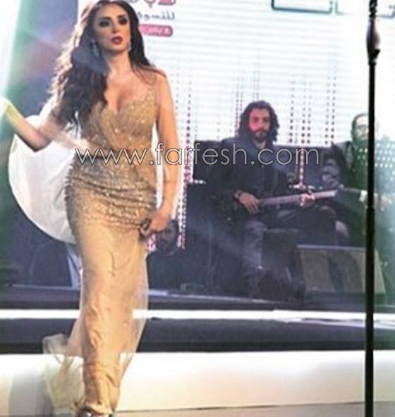 الجمهور بين معجب ورافض لـ (قبلة انغام) لفنان العرب محمد عبده صورة رقم 6 الجمهور بين معجب ورافض لـ (قبلة انغام) لفنان العرب محمد عبده صورة رقم 6