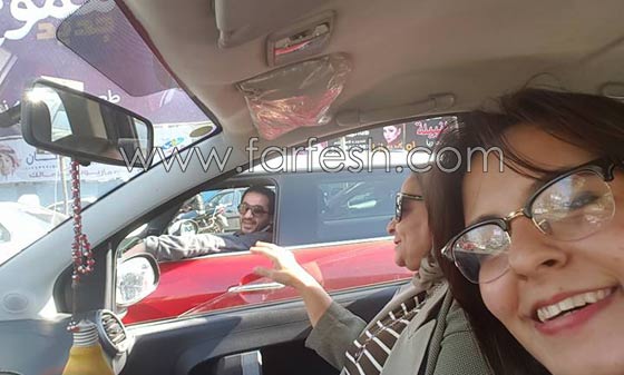 صور احمد حلمي الفنان المتواضع ينفذ طلب معجبة عطلت حركة السير لالتقاط صورة سيلفي معه صورة رقم 3 صور احمد حلمي الفنان المتواضع ينفذ طلب معجبة عطلت حركة السير لالتقاط صورة سيلفي معه صورة رقم 3
