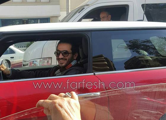 صور احمد حلمي الفنان المتواضع ينفذ طلب معجبة عطلت حركة السير لالتقاط صورة سيلفي معه صورة رقم 1 صور احمد حلمي الفنان المتواضع ينفذ طلب معجبة عطلت حركة السير لالتقاط صورة سيلفي معه صورة رقم 1