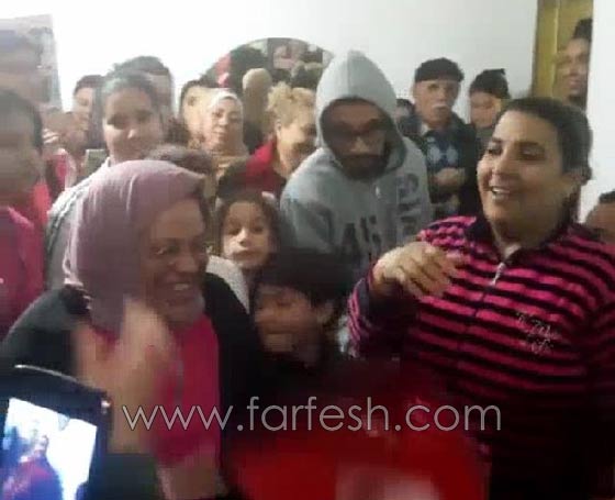 ستار اكاديمي 11: فيديو حنان الخضر تبكي بعد خروجها وفانز نسيم رايسي يحتفلون في بيته صورة رقم 13 ستار اكاديمي 11: فيديو حنان الخضر تبكي بعد خروجها وفانز نسيم رايسي يحتفلون في بيته صورة رقم 13