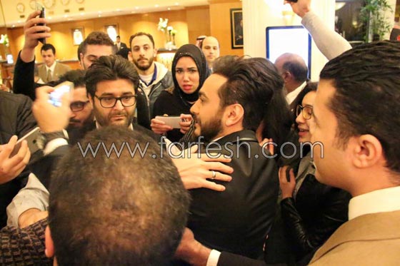صور: تامر حسني يتسبب باغلاق طريق مطار الكويت! صورة رقم 1