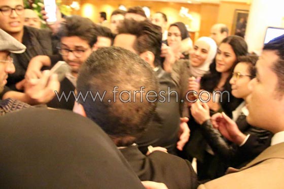 صور: تامر حسني يتسبب باغلاق طريق مطار الكويت! صورة رقم 5