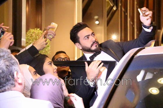 صور: تامر حسني يتسبب باغلاق طريق مطار الكويت! صورة رقم 7