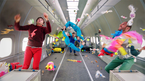 فيديو طريف.. اعضاء فريق Ok Go  يسيرون في الجو وسط انعدام الجاذبية صورة رقم 2