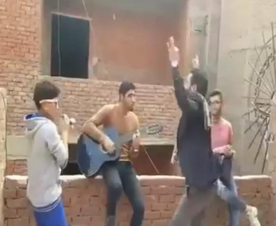 فيديو ساخر ينتقد اغنية عمرو دياب ومحمد منير (القاهرة) صورة رقم 2 فيديو ساخر ينتقد اغنية عمرو دياب ومحمد منير (القاهرة) صورة رقم 2